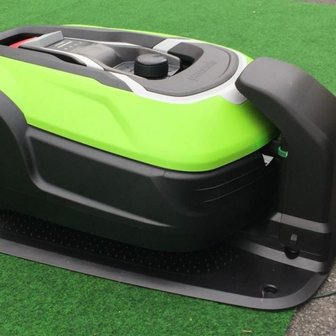 De Greenworks robotmaaier Optimow 4 heeft een capaciteit van maximaal 450m2. De robotmaaier wordt geleverd inclusief accu en laadstation.